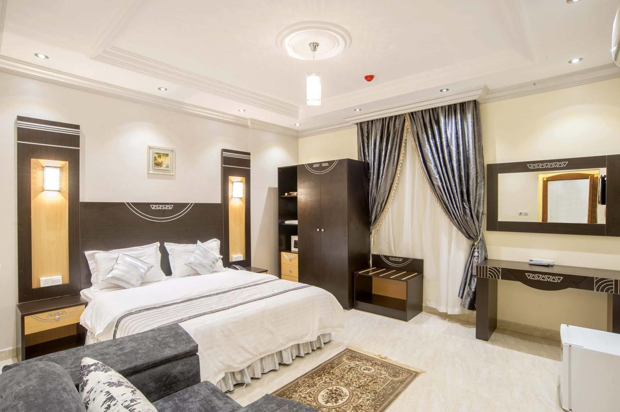 Al Ezzah Palace Hotel Suites Jeddah Bagian luar foto
