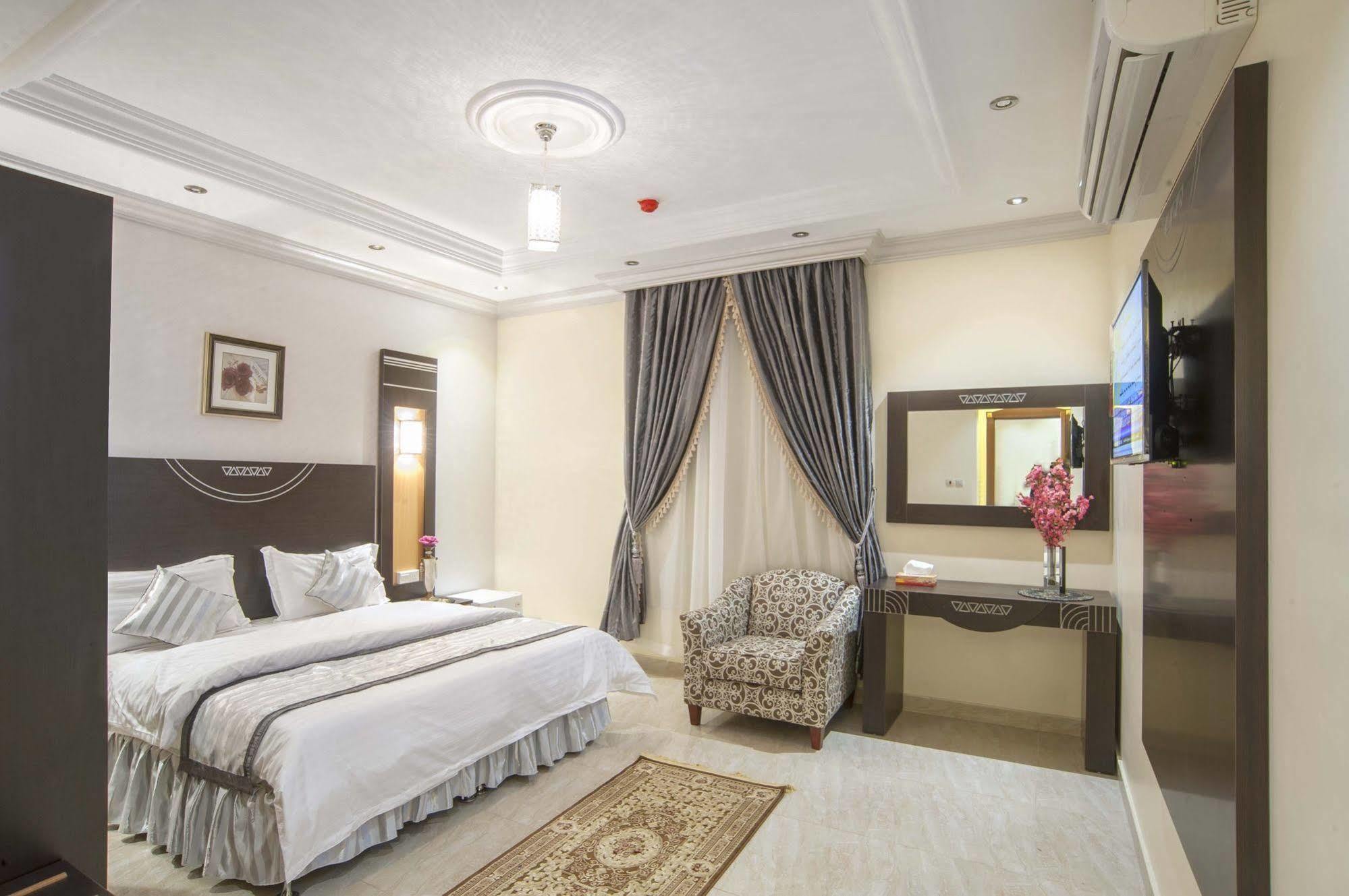 Al Ezzah Palace Hotel Suites Jeddah Bagian luar foto